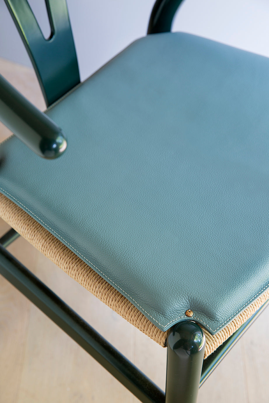 Y-chair leather seat (seat cushion) detail